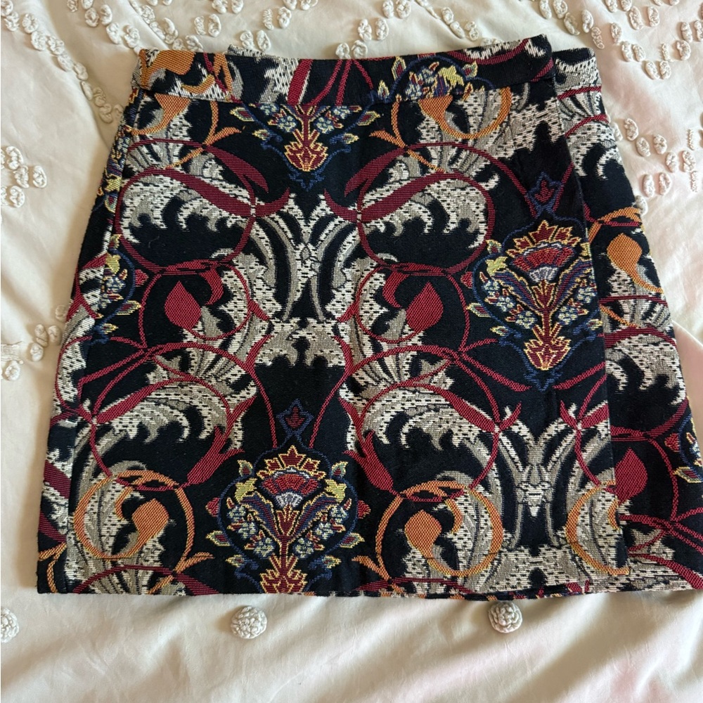 Chic Patterned Mini Skirt in Black and Red